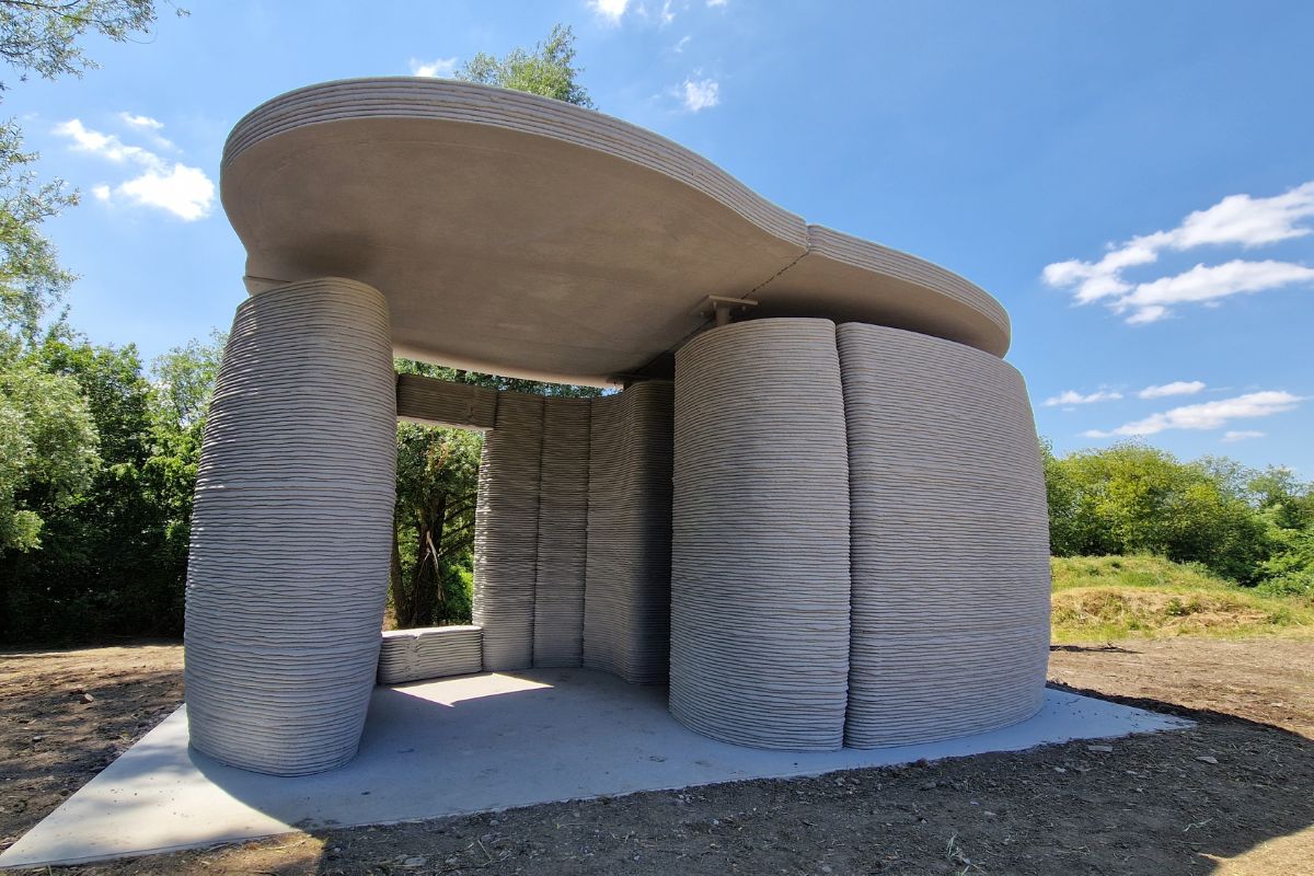 Creating an organic appearance in the outer skin, the visible shell of the Tiny House curves outwards, while blending seemingly effortlessly into the vertical structure of the inner shell.